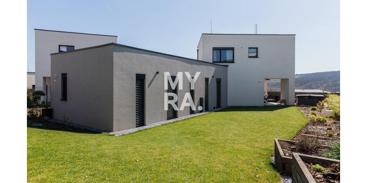 Dom s terasou v pokojnej časti Myslavy, garáž pre dve autá, záhrada