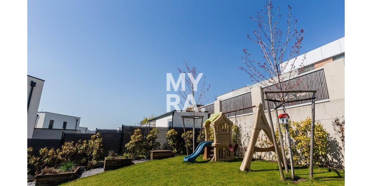 Dom s terasou v pokojnej časti Myslavy, garáž pre dve autá, záhrada