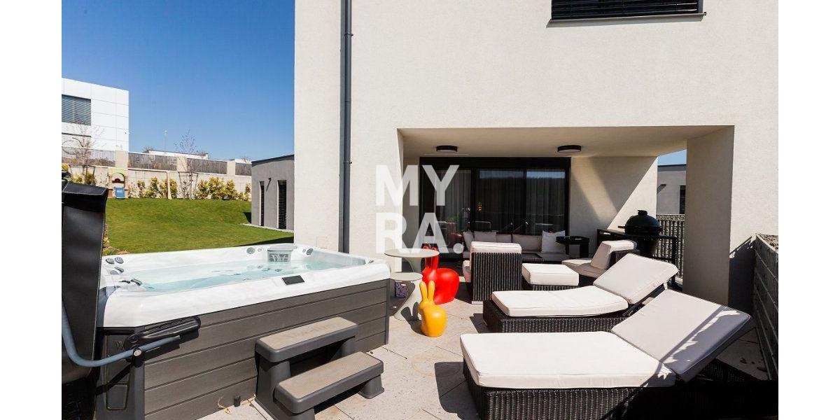 Dom s terasou v pokojnej časti Myslavy, garáž pre dve autá, záhrada