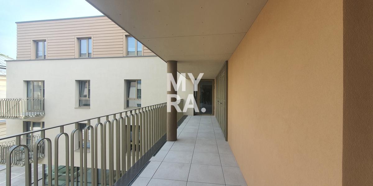 3 izbový byt v novostavbe s loggiou. Podlahové kúrenie a stropné chladenie.