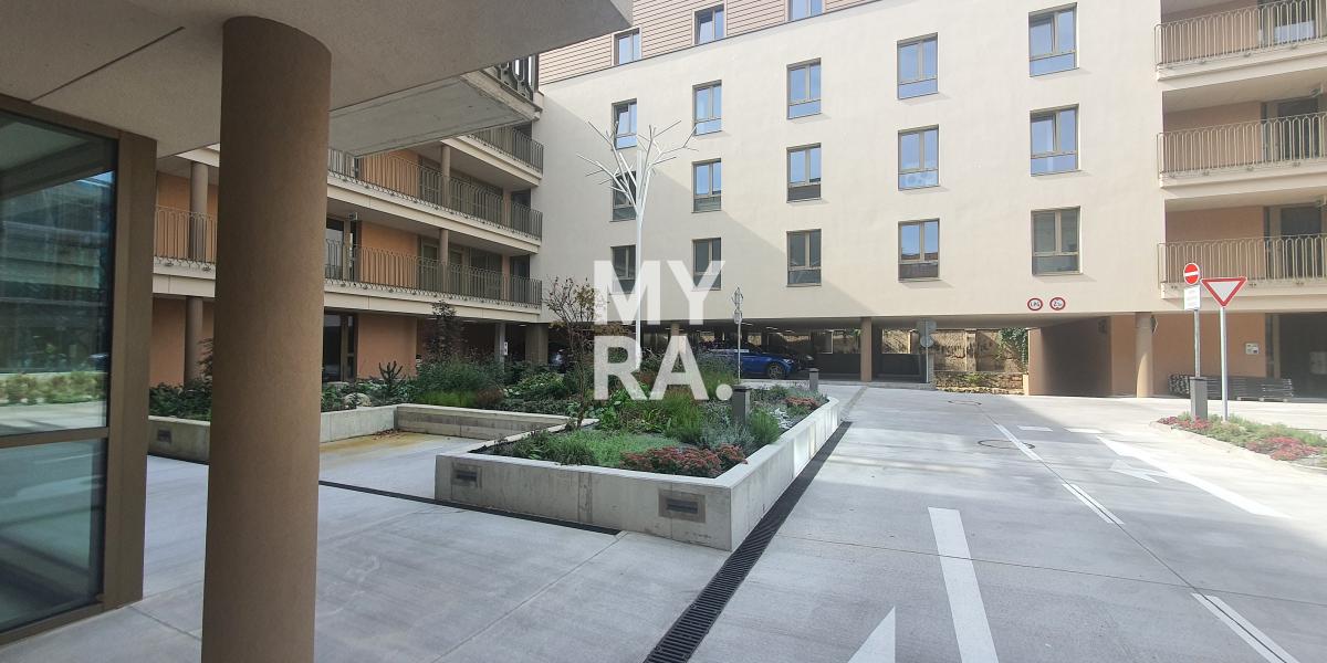 3 izbový byt v novostavbe s loggiou. Podlahové kúrenie a stropné chladenie.