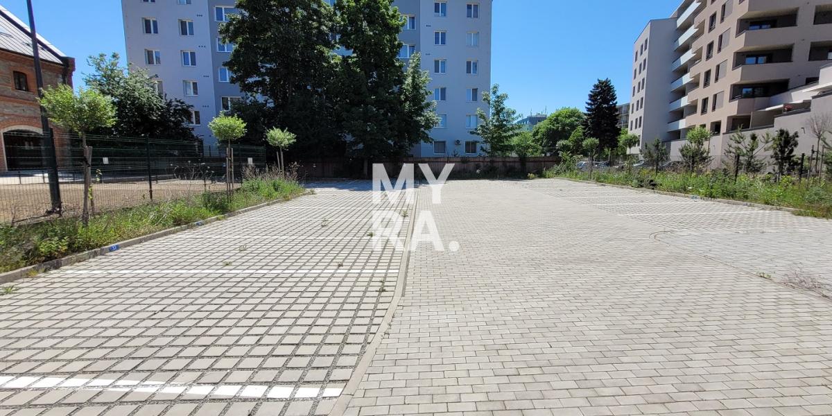 Vonkajšie parkovacie miesta na Alvinczyho ulici