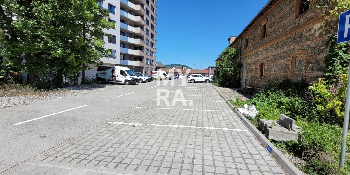 Vonkajšie parkovacie miesta na Alvinczyho ulici