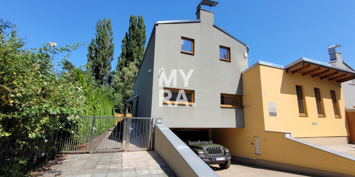 Rodinný dom so záhradou v centre mesta, tichá lokalita - Karpatská ulica, 5 izieb, dvojgaráž, 4 parkovacie miesta.