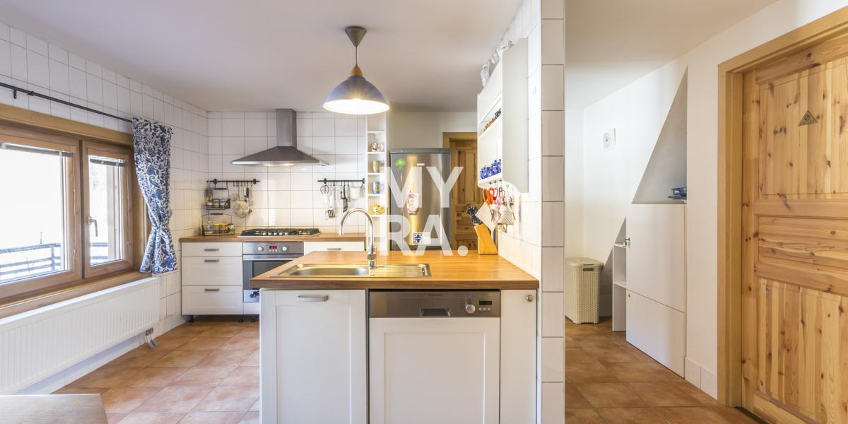 Chata, podlahová plocha 205 m2, terasa 100 m2, priamy vstup do vodnej nádrže