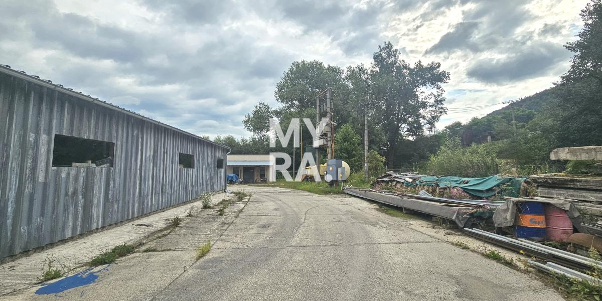 NA PREDAJ priemyselný areál o veľkosti 7000 m2 v obci Fričovce, neďaleko D1 diaľnica