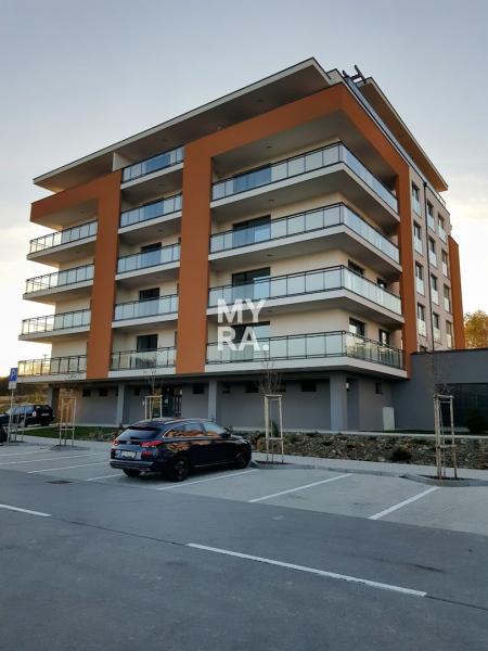 Priestranný 3-izbový byt v novostavbe, 2 x parking, komora a pivnica