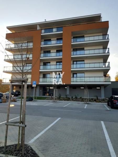 Priestranný 3-izbový byt v novostavbe, 2 x parking, komora a pivnica