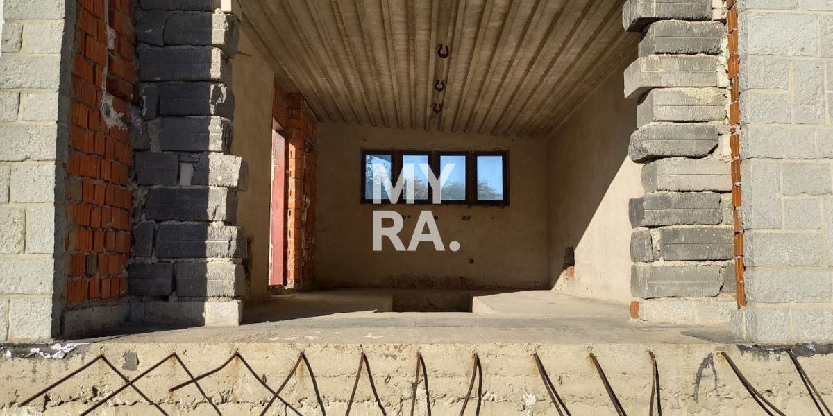 Skolaudovaný, komfortne riešený rodinný dom v štádiu holodom.