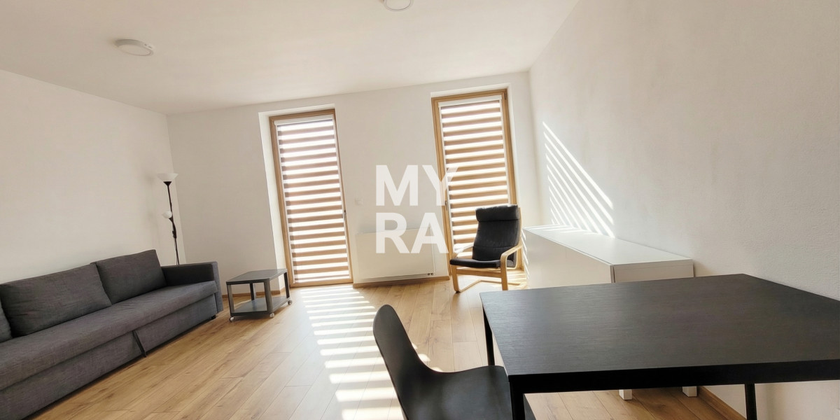 Multifunkčný kancelársky holopriestor s vlastnou kúpeľňou