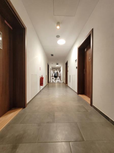 Multifunkčný kancelársky holopriestor s vlastnou kúpeľňou