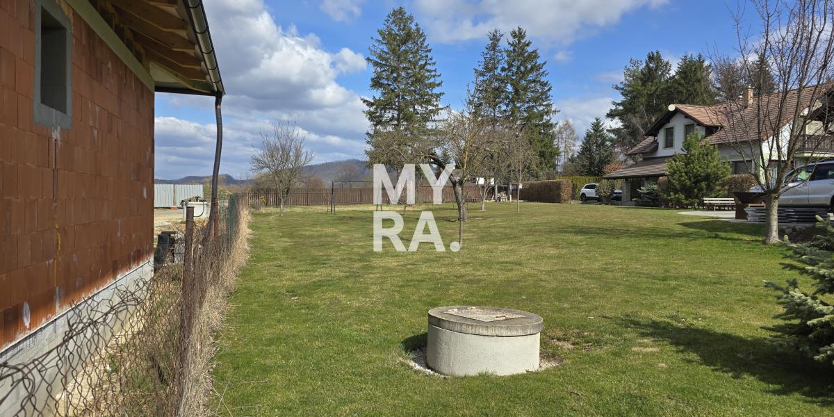 Stavebný pozemok 674 m², IS, optika, prístup – Nižná Šebastová