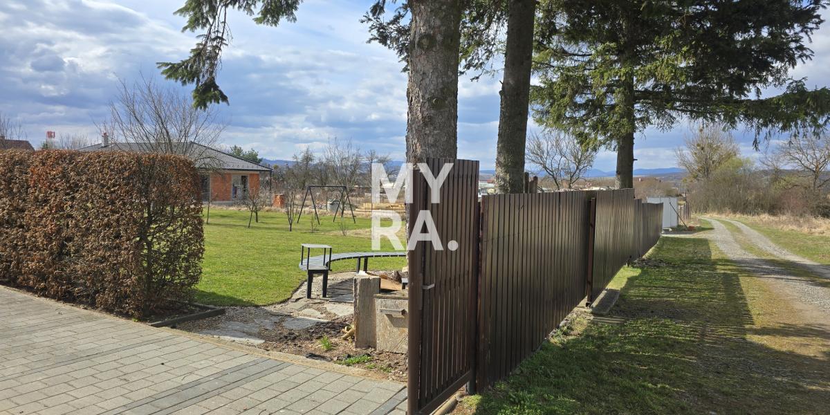 Stavebný pozemok 674 m², IS, optika, prístup – Nižná Šebastová