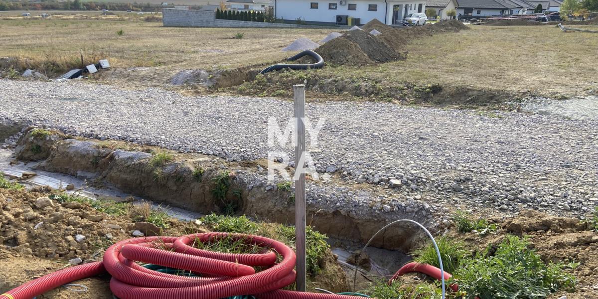 Stavebný pozemok v obci Svinia vhodný pre DEVELOPERA