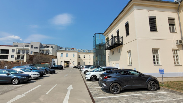 Nebytový priestor, prízemie, 2x parkovanie, 94 m2, klimatizácia, Baštová ulica, centrum mesta