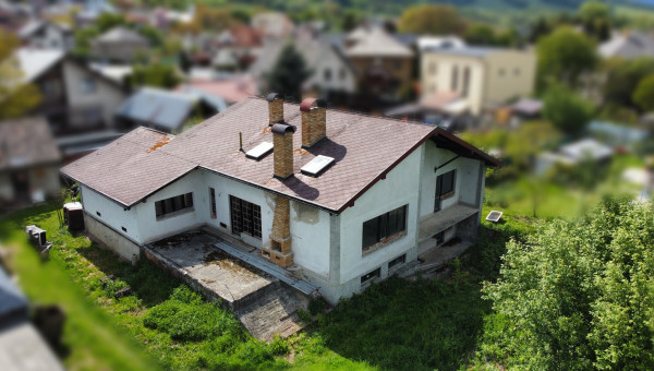 Rozostavaný veľký rodinný dom v obci Raslavice