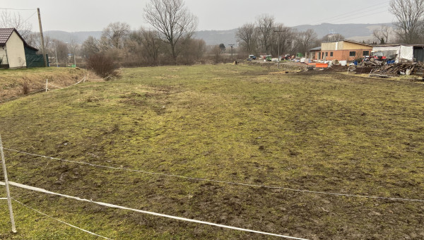 Stavebný pozemok v obci Petrovany-10 min. od centra Prešova