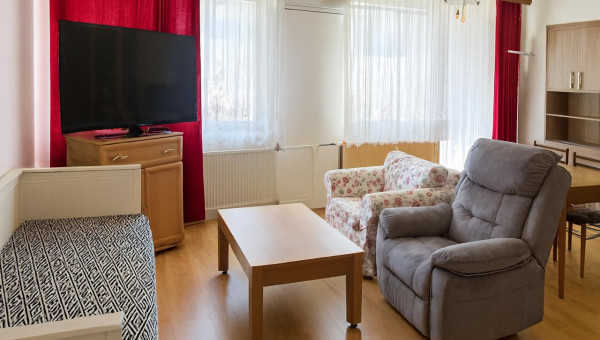 3. izb. byt, Košťova ul., 6 m2 loggia, pražský typ, blízko centra