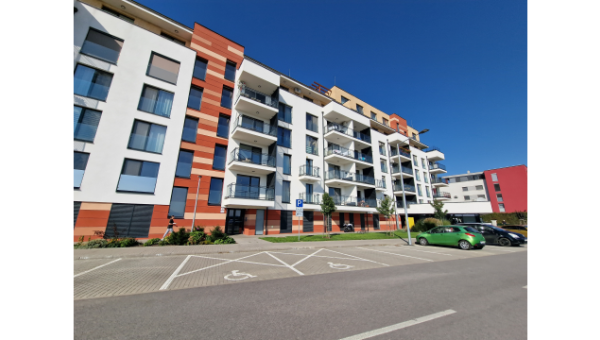 Pekný, nový byt s parkovacím miestom