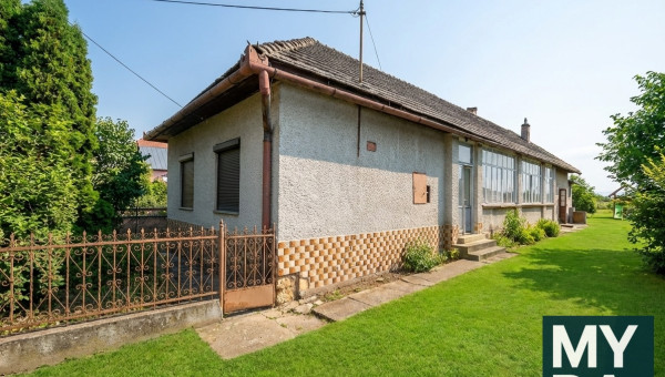 Dom z vaľkov a rovinatý pozemok o výmere 1053 m2, Cestice